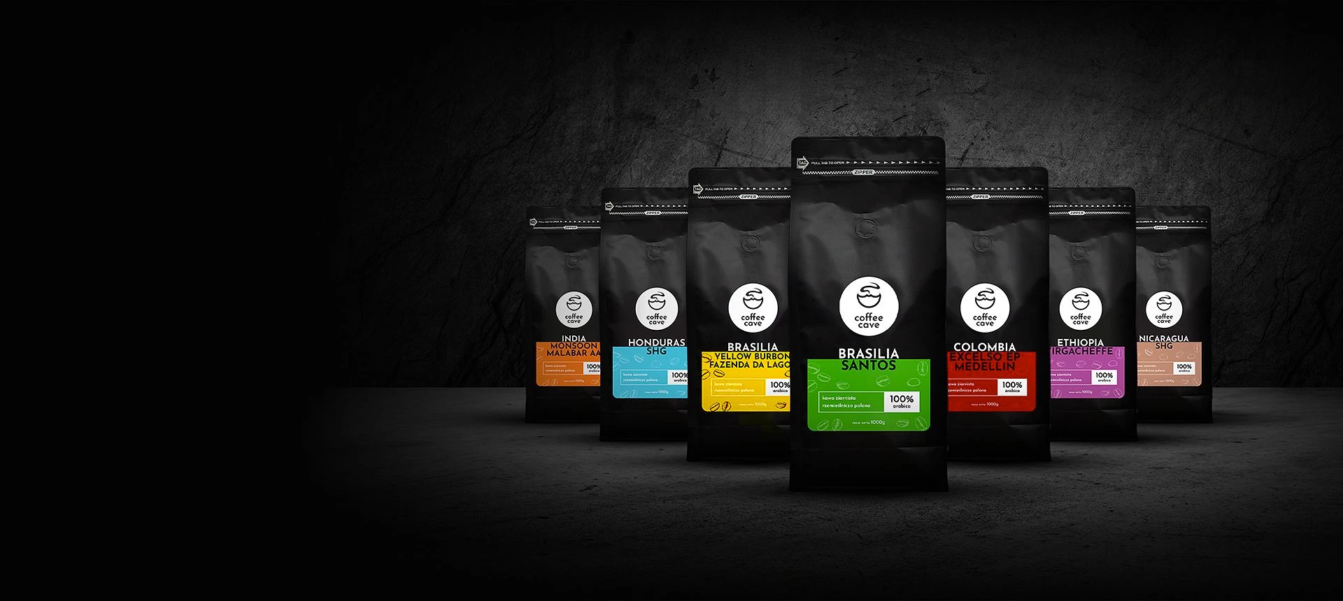 Kawy Coffee Cave w czarnych opakowaniach z kolorowymi etykietami
